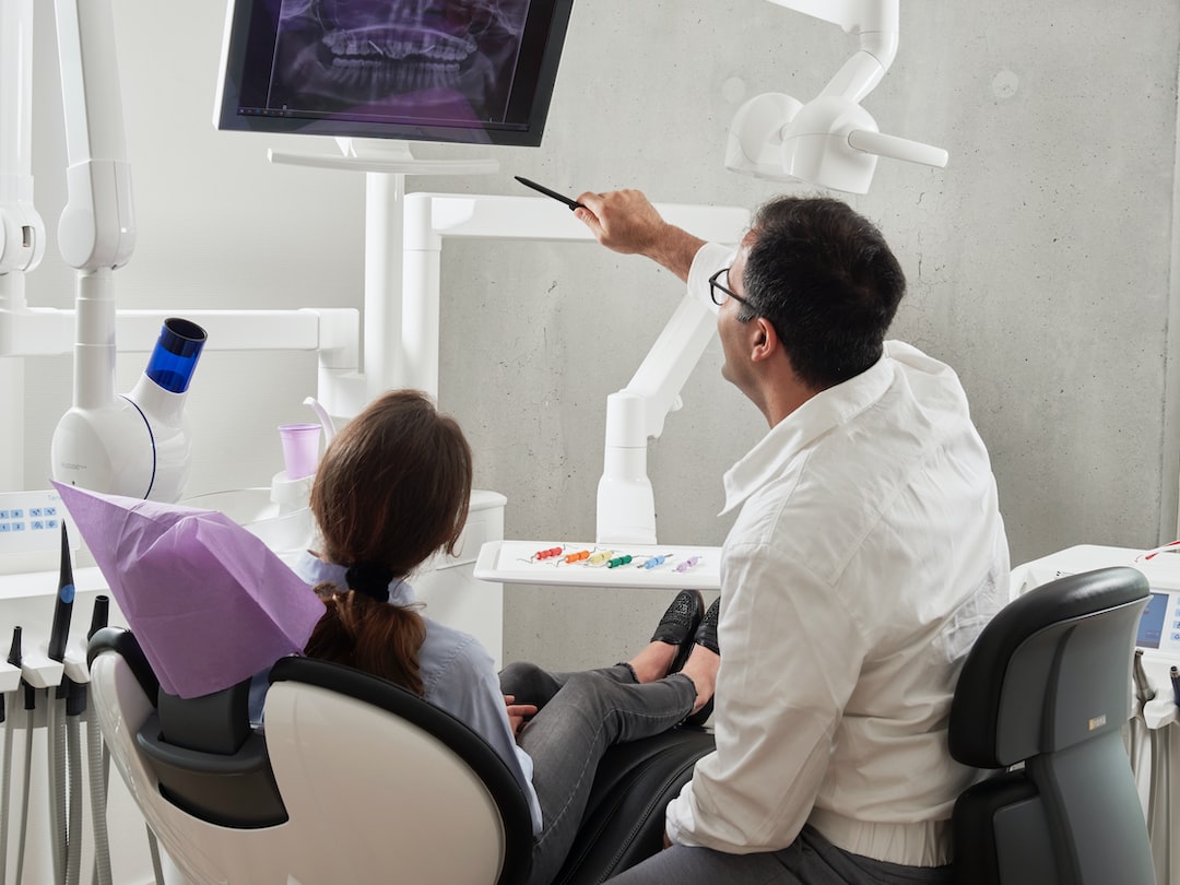 The Bright Smile Guide: Tips from a Dentist to Maintain Healthy Teeth